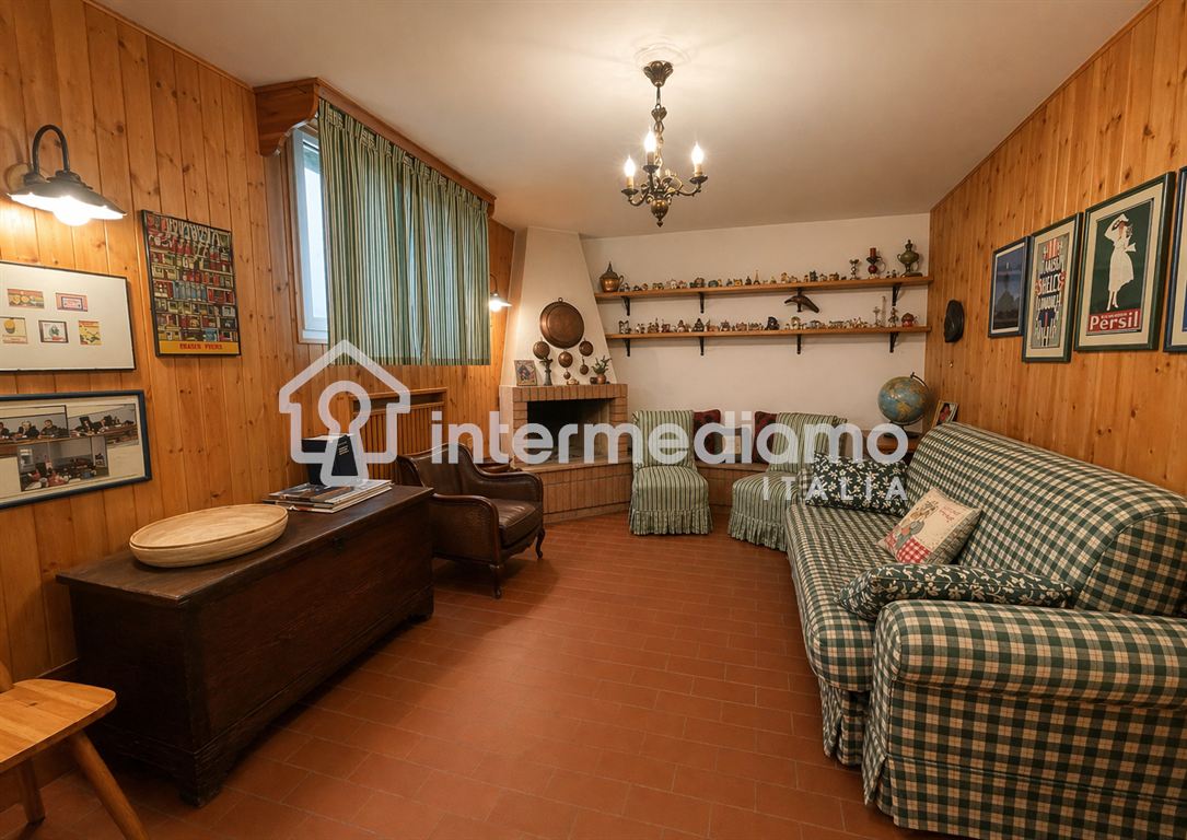 VILLA INDIPENDENTE CON GIARDINO PRIVATO E TAVERNA - Villa Residenziale Arco